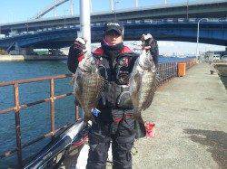 大阪南港でフカセ釣り、良型チヌ2連続ヒット♪