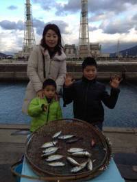 クリスマスイヴのマリーナシティ海釣り公園、…