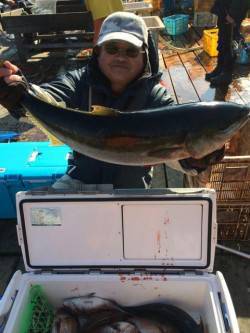 家島の海上釣り堀　青物の活性よくブリ&am…