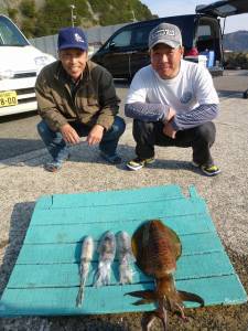 神谷一文字　ヤエンでアオリイカ〜1.4kg…