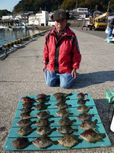 ヒラバエでズボ釣り　カワハギ大漁です♪
