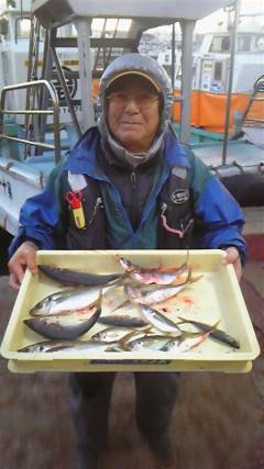 本日もデカアジが釣れています！一文字赤灯で…