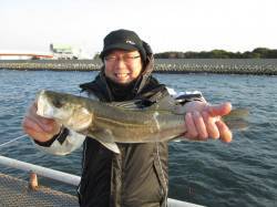 ズボ釣りでハネにチヌ　尼崎市魚つり公園