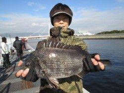 尼崎市魚つり公園　朝はイイ感じの濁りでした　チヌにハネ