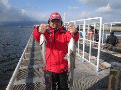 尼崎市魚つり公園、図の釣りで58cmのハネをキャッチ