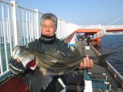 尼崎市魚つり公園ウキ釣りでスズキあがりまし…
