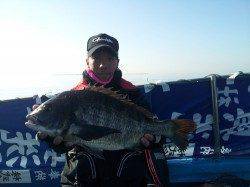 舞洲スリット　今年の初釣りで年無しチヌ☆