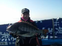 舞洲スリット　今年の初釣りで年無しチヌ☆