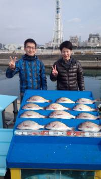 マリーナシティ海洋釣り堀、二人でタイ12匹…