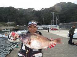 大島で良型の真鯛が釣れました♪