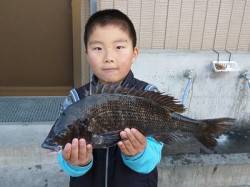 少年フカセ師が大物GET！湯浅の磯でフカセ…