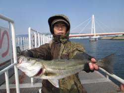 尼崎市立魚つり公園、午前の釣果　エビ撒きで…