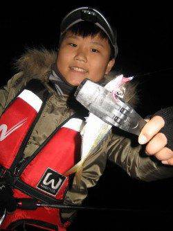 城ヶ崎でアジング、少年アングラーもアジをキャッチ！