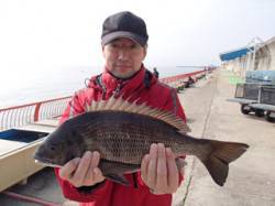 平磯海づり公園、投げ釣りで良型チヌ！