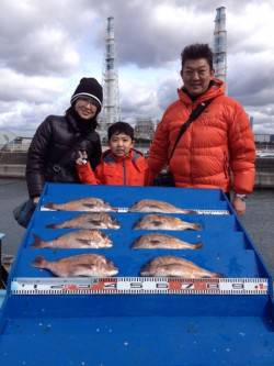 マリーナシティ海洋釣り堀で初めてマダイ釣り…