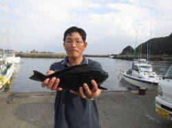 萩尾の磯、良型のグレ釣れています♪