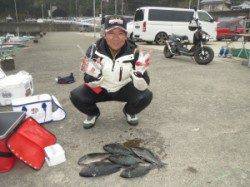 沖の赤島では朝から良く釣れました♪