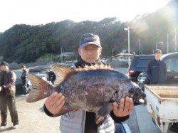 ジンヨモの壁にて大型イシダイ、立派な銀ワサです☆