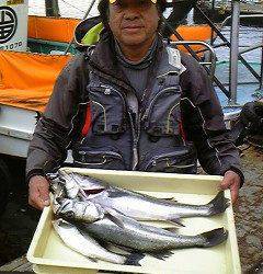 中波止2番でウキ釣り、58cmまでのハネ4匹GET！