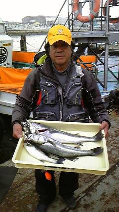 中波止2番でウキ釣り、58cmまでのハネ4…