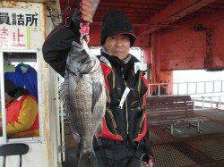 雨の尼崎市立魚つり公園、出ました年無し！