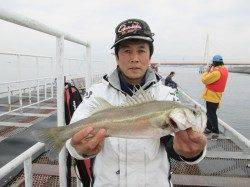 【暑いくらいの晴天です】尼崎市立魚つり公園でウキ釣り