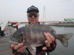 【暑いくらいの晴天です】尼崎市立魚つり公園でウキ釣り