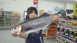 富田川河口、ルアーで80cm・4.6kgのヒラスズキ！！