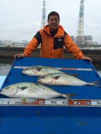 ブリ2本にメジロの釣果 ☆ マリーナシティ…