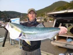 神谷沖一文字　ショアジギングでメジロ77c…