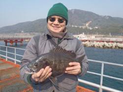 落とし込みで良型チヌ　須磨海づり公園