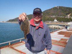 須磨海づり公園の投げ釣りでカレイ31.5cm☆　