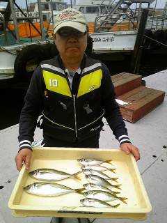 沖一文字白灯サビキで30cmの良型アジ！