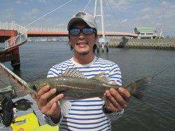 ポカポカ陽気の尼崎魚つり公園、ウキ釣りでハネ