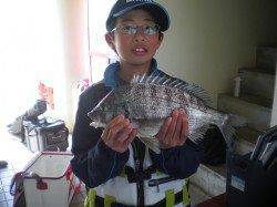 ウキ釣りでチヌ42cmをキャッチ 姫路市立遊魚センター