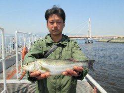 尼崎魚つり公園タナ底近くでウミタナゴ、５ヒロではセイゴ38cm