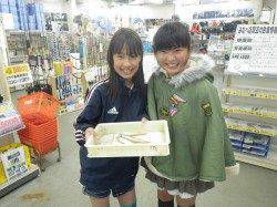 堺堤防でお子様が投げ釣り　エサは石ゴカイです