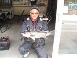 カブト磯でのませ釣り〜スズキをキャッチしました！