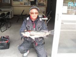 カブト磯でのませ釣り〜スズキをキャッチしま…