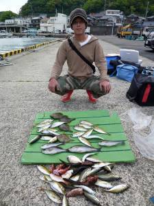 沖一文字外向きでアジ、ヒラバエでイサギなど…