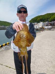 神谷一文字のヤエンで1.5kgの良型アオリ…