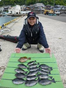 ケムリ島のフカセ釣り、午前中2時間ほどのグ…