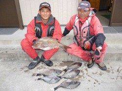 湯浅の磯のフカセ釣りで良型マダイ好調でした！