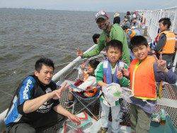 尼崎市魚つり公園　ファミリーでサビキのイワシが楽しめる