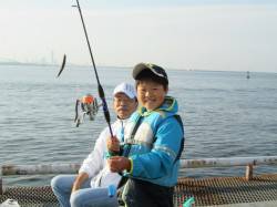 尼崎市立魚つり公園、園内イワシ大漁！他スズ…