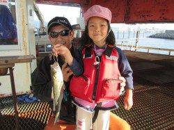 尼崎市立魚つり公園 朝からイワシが回遊して５～６連掛けの姿も♪