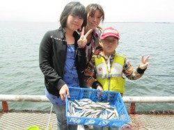 尼崎市立魚つり公園 朝からイワシが回遊して５～６連掛けの姿も♪