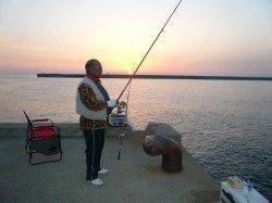 洲本港でキスの投げ釣り、今後の水温上昇に期待