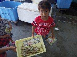 小目津公園前で投げ釣り、キスが釣れています