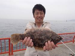 平磯海づり公園　投げ釣りでカレイ36cm☆…